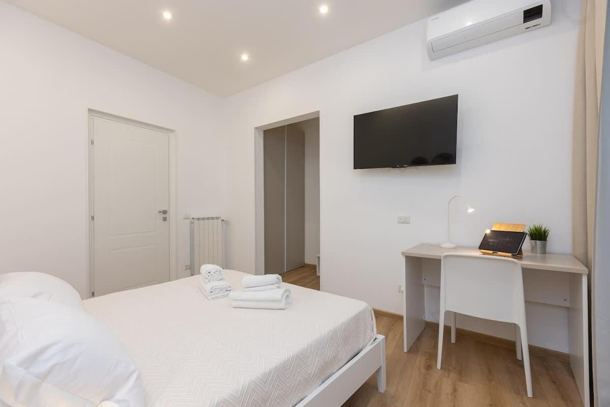 Colosseum Holidays - Three-bedroom Apartamento Roma